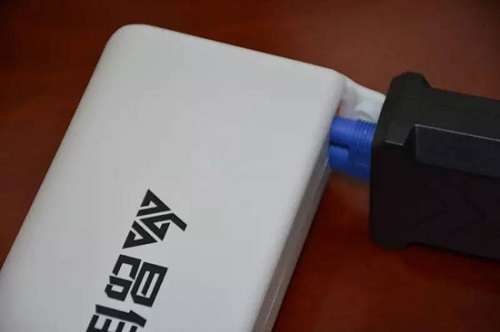 連接汽車(chē)應(yīng)急啟動(dòng)電源