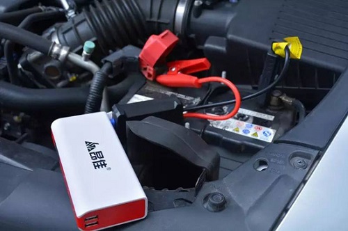 汽車(chē)應(yīng)急啟動(dòng)電源連接汽車(chē)電瓶